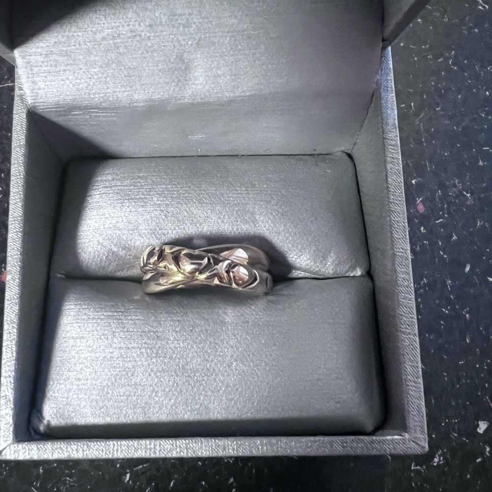 Yellow gold XOXO ring